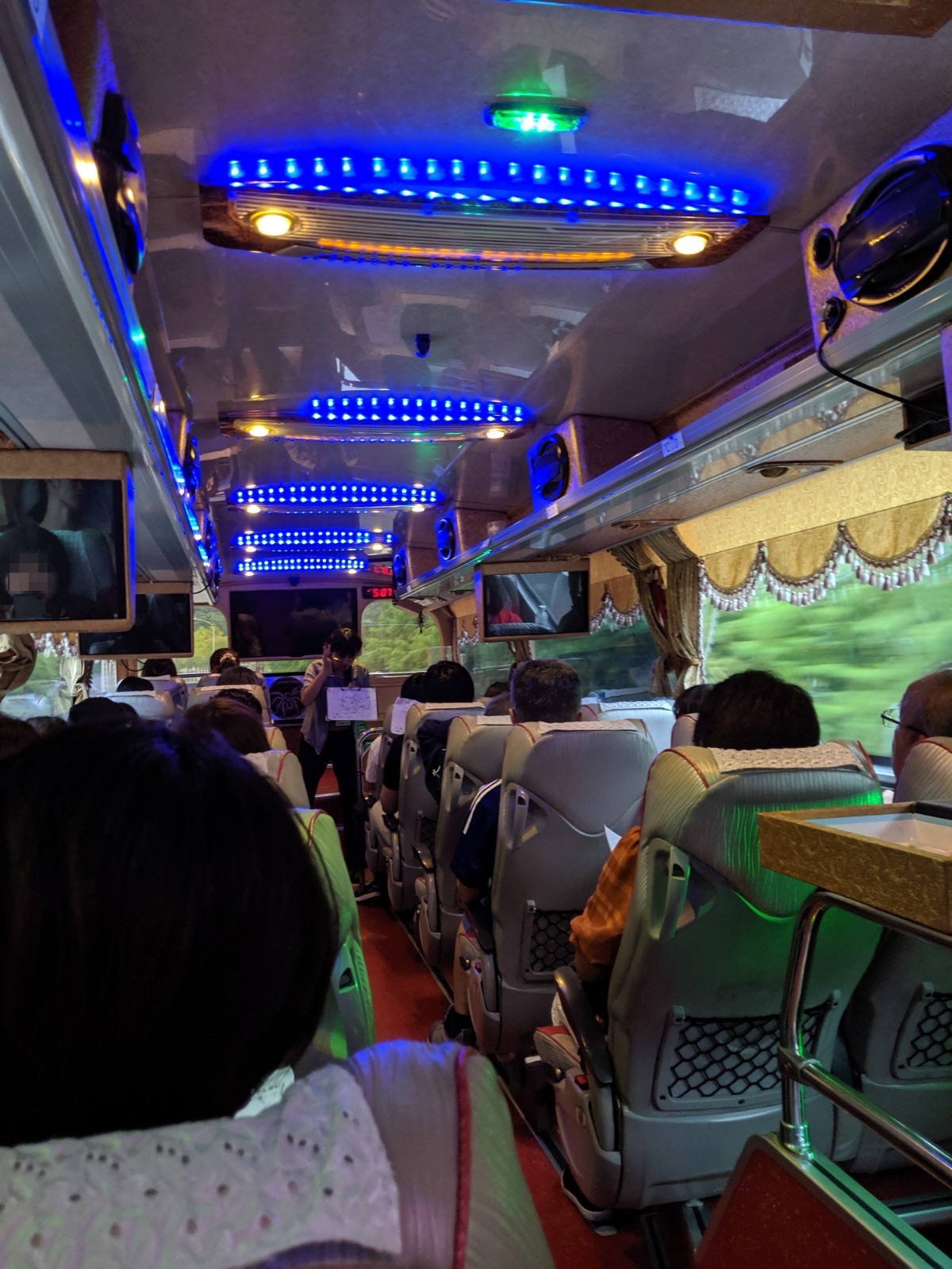 タビナカの台湾オプショナルツアーのバス車内